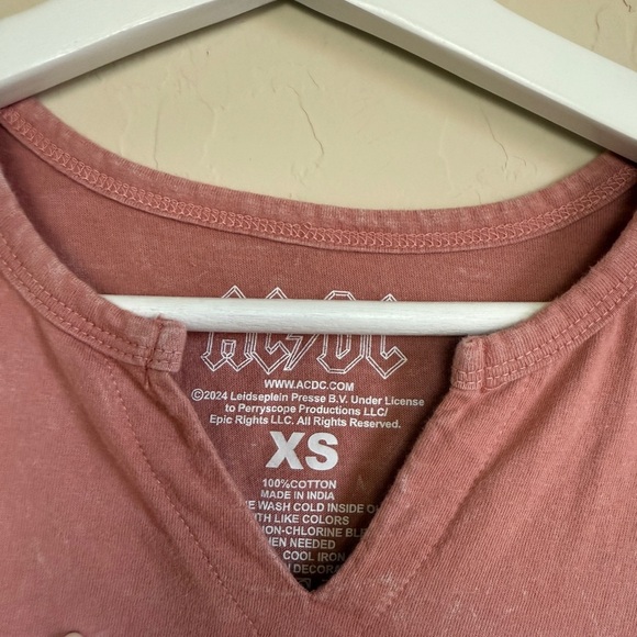 AC/DC Women’s Band Graphic Baby Tee Pink Acid Wash Pearl Crop Top XS - Picture 2 of 6